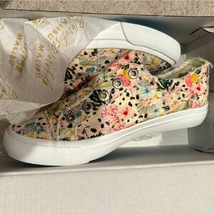 Beautiful tropical floral blowfish Malibu shoes size 8 new in box
